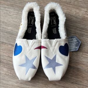 TOMS Women’s ' White Slip on Blue Stars and Hearts 7.5W
